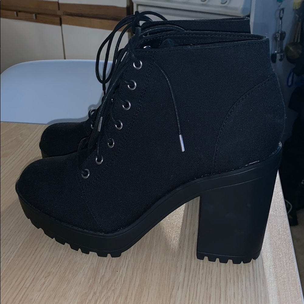 NBW H&M  lace-up platform boots (size 8.5)